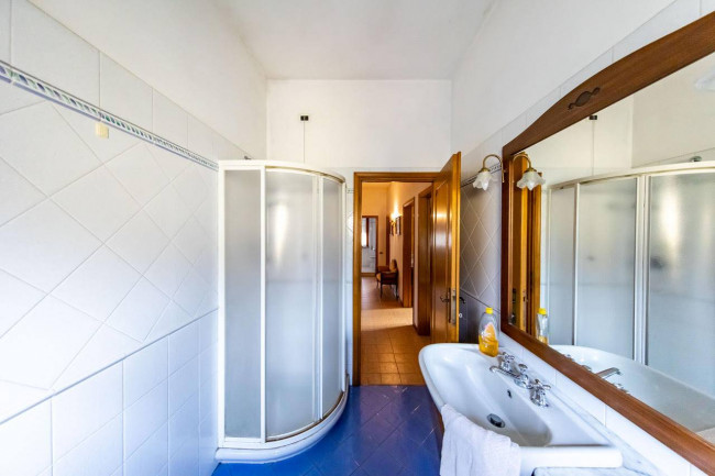 Appartamento in villa con giardino privato in vendita a Pescia