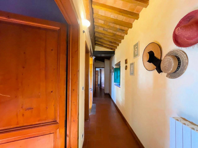 Villa in stile rustico Toscano con parco e suggestiva vista panoramica in vendita a Montecatini-Terme
