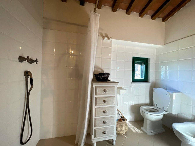 Villa in stile rustico Toscano con parco e suggestiva vista panoramica in vendita a Montecatini-Terme