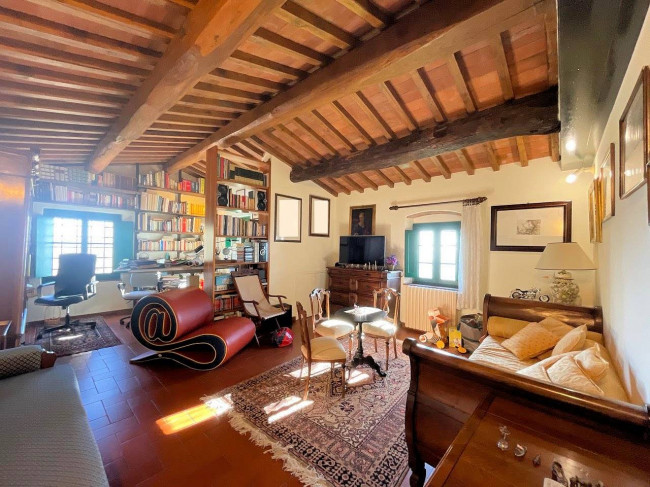 Villa in stile rustico Toscano con parco e suggestiva vista panoramica in vendita a Montecatini-Terme