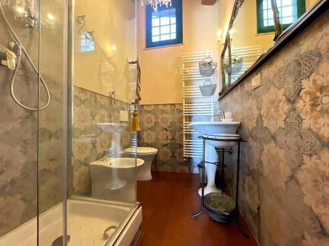 Villa in stile rustico Toscano con parco e suggestiva vista panoramica in vendita a Montecatini-Terme