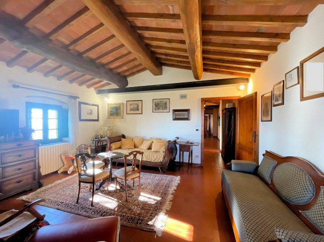 Villa in stile rustico Toscano con parco e suggestiva vista panoramica in vendita a Montecatini-Terme