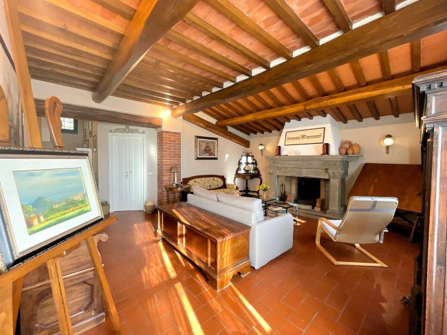 Villa in stile rustico Toscano con parco e suggestiva vista panoramica in vendita a Montecatini-Terme