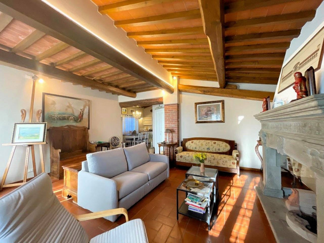 Villa in stile rustico Toscano con parco e suggestiva vista panoramica in vendita a Montecatini-Terme