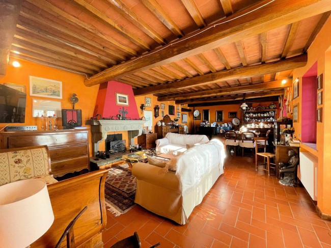 Villa in stile rustico Toscano con parco e suggestiva vista panoramica in vendita a Montecatini-Terme