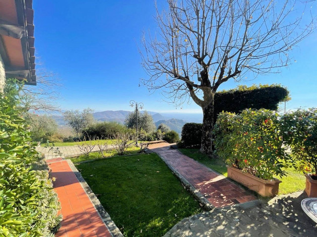 Villa in stile rustico Toscano con parco e suggestiva vista panoramica in vendita a Montecatini-Terme