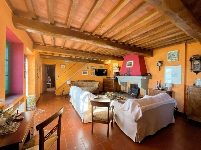 Villa in stile rustico Toscano con parco e suggestiva vista panoramica in vendita a Montecatini-Terme
