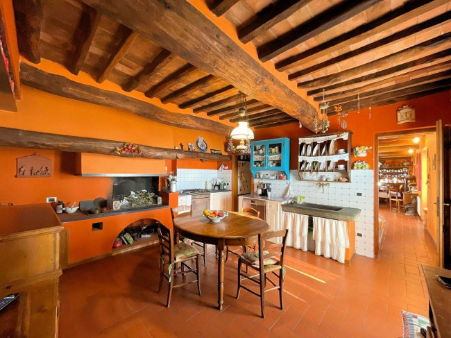 Villa in stile rustico Toscano con parco e suggestiva vista panoramica in vendita a Montecatini-Terme