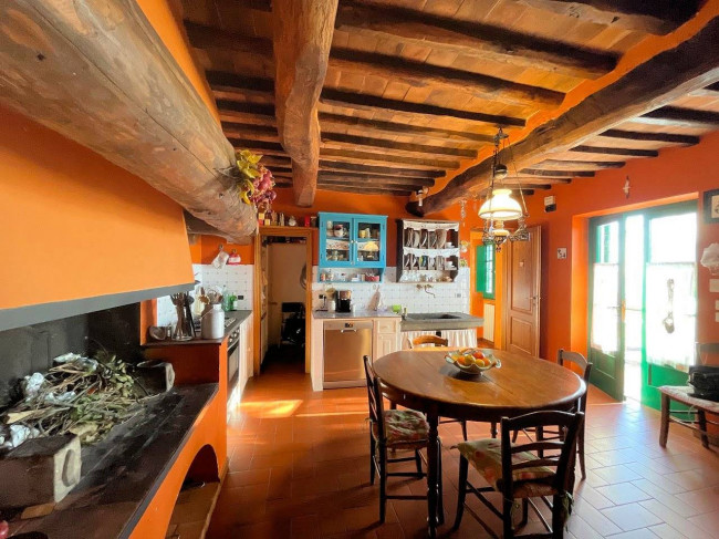 Villa in stile rustico Toscano con parco e suggestiva vista panoramica in vendita a Montecatini-Terme