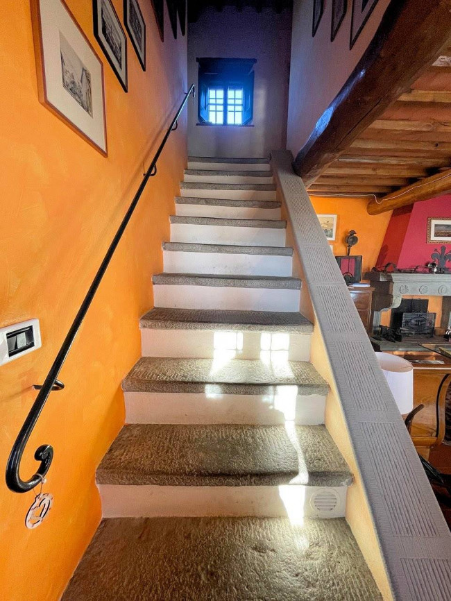 Villa in stile rustico Toscano con parco e suggestiva vista panoramica in vendita a Montecatini-Terme