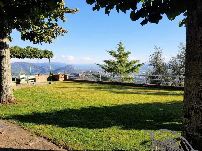 Villa in stile rustico Toscano con parco e suggestiva vista panoramica in vendita a Montecatini-Terme