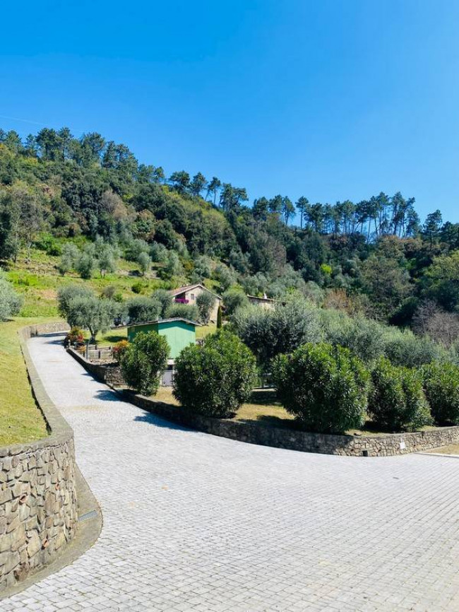 Bellissimo rustico in stile Toscano con parco piscina e suggestiva vista panoramica in vendita a Pescaglia