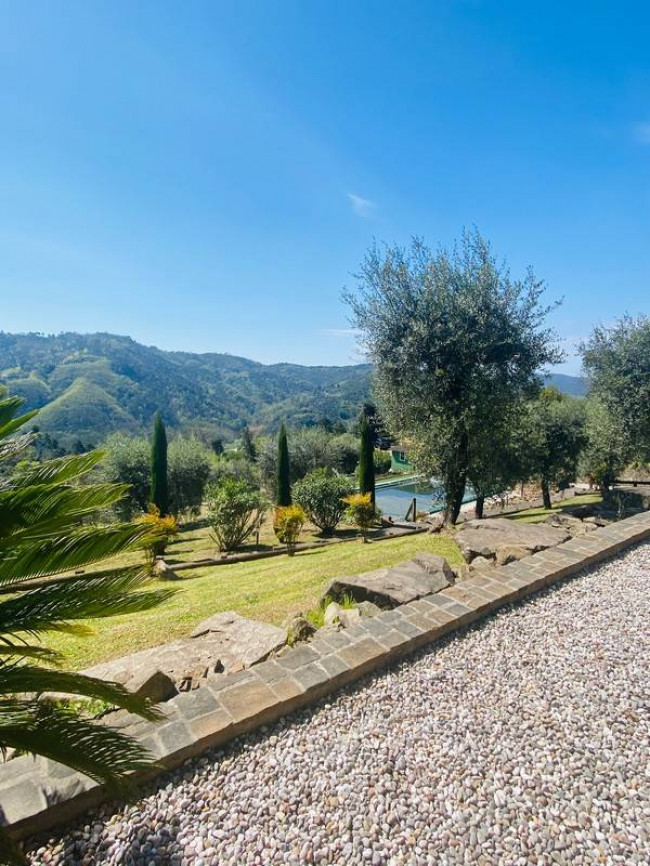 Bellissimo rustico in stile Toscano con parco piscina e suggestiva vista panoramica in vendita a Pescaglia