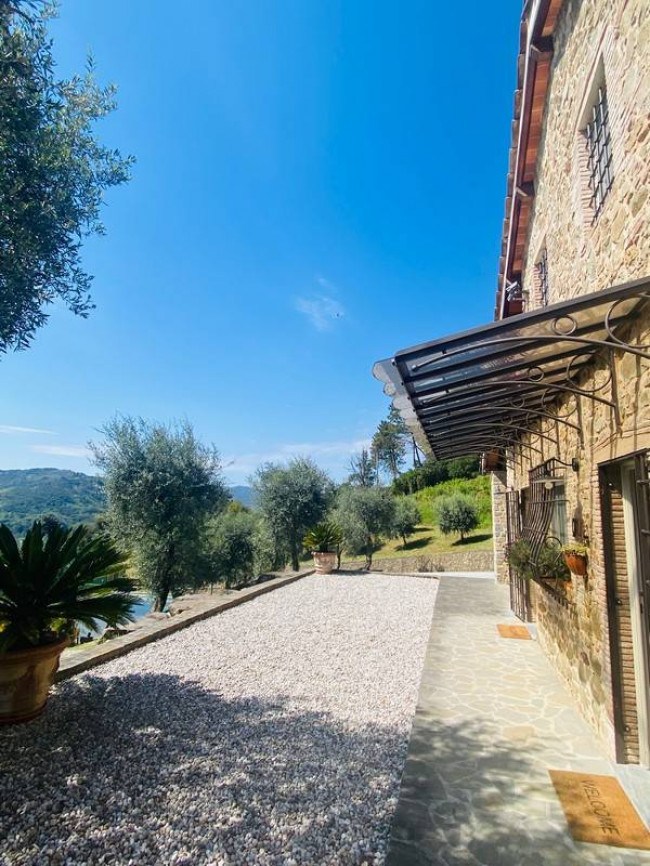 Bellissimo rustico in stile Toscano con parco piscina e suggestiva vista panoramica in vendita a Pescaglia