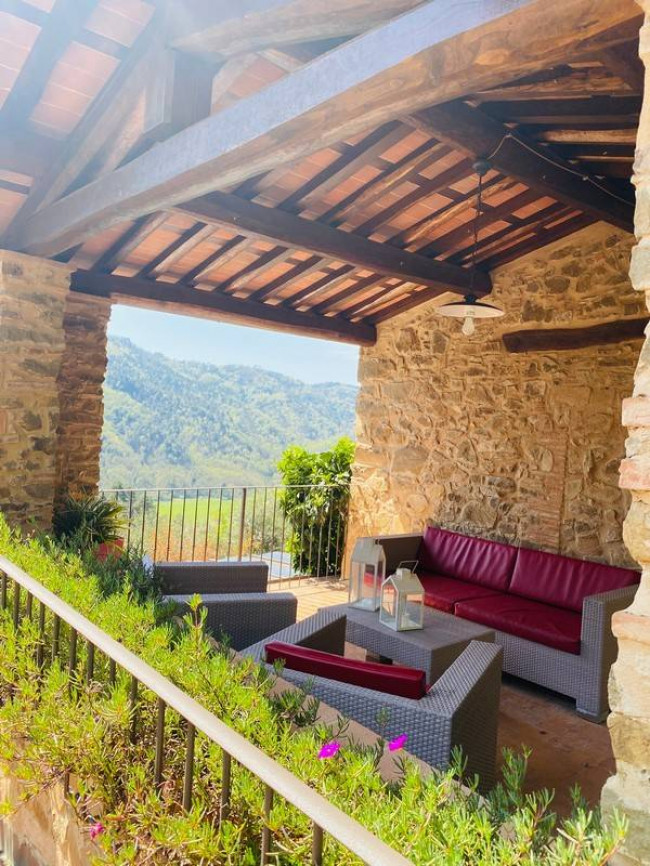 Bellissimo rustico in stile Toscano con parco piscina e suggestiva vista panoramica in vendita a Pescaglia