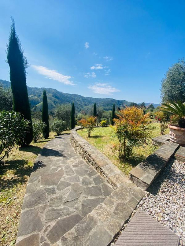 Bellissimo rustico in stile Toscano con parco piscina e suggestiva vista panoramica in vendita a Pescaglia