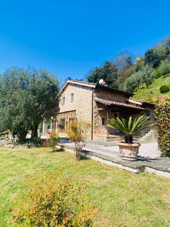 Bellissimo rustico in stile Toscano con parco piscina e suggestiva vista panoramica in vendita a Pescaglia