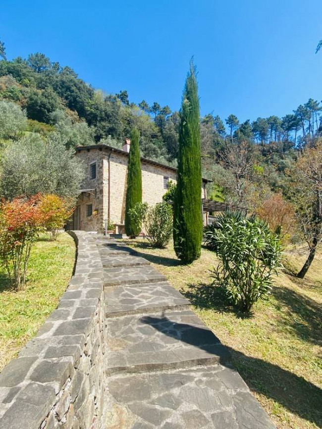 Bellissimo rustico in stile Toscano con parco piscina e suggestiva vista panoramica in vendita a Pescaglia