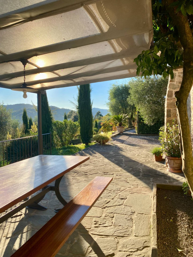 Bellissimo rustico in stile Toscano con parco piscina e suggestiva vista panoramica in vendita a Pescaglia