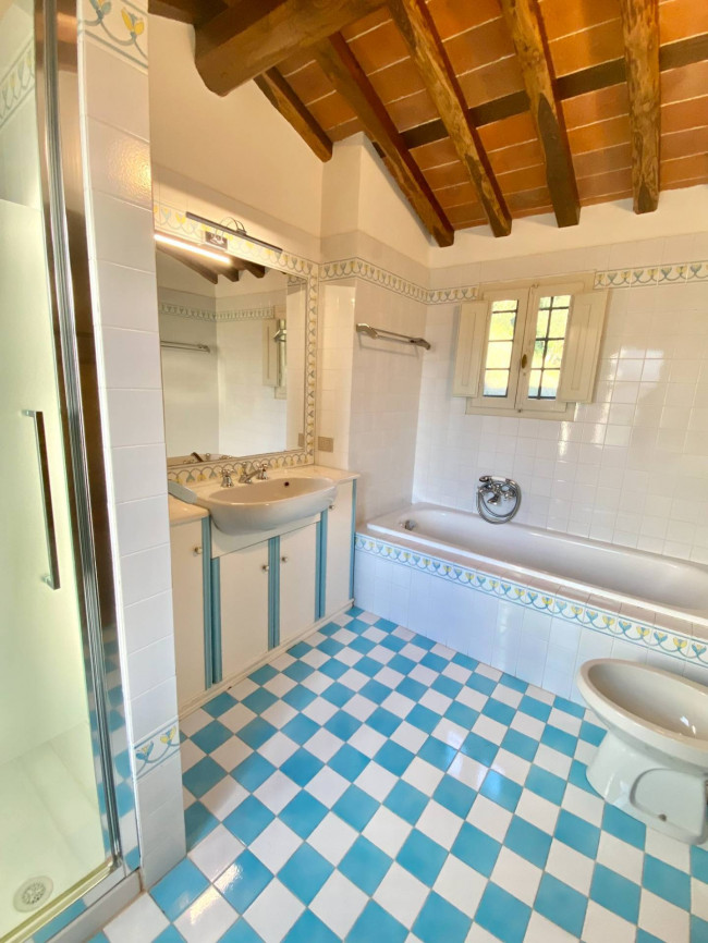 Bellissimo rustico in stile Toscano con parco piscina e suggestiva vista panoramica in vendita a Pescaglia
