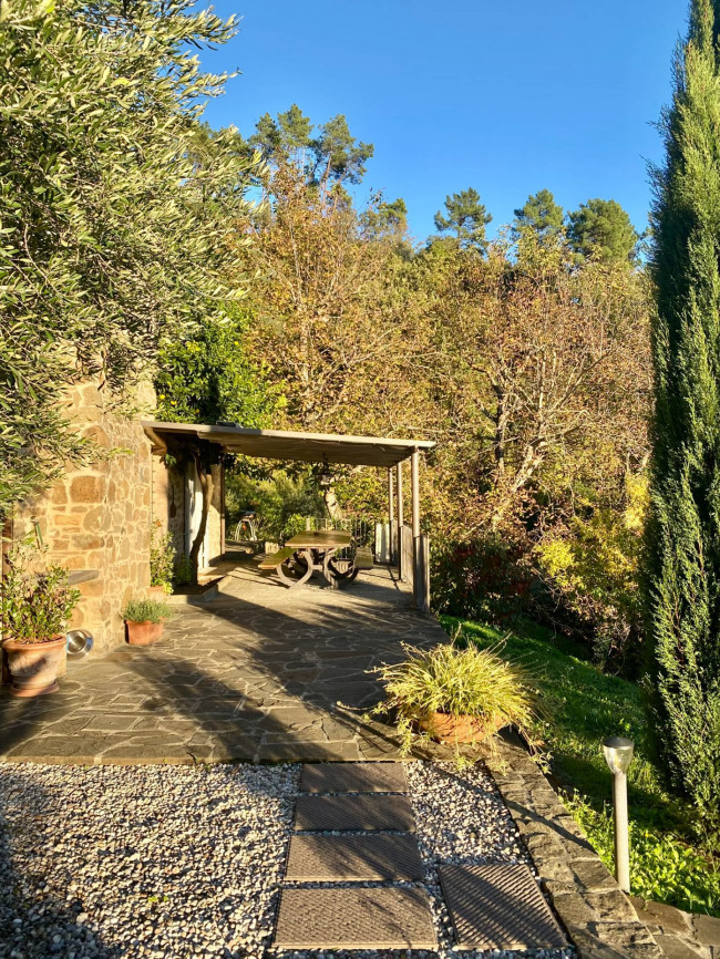 Bellissimo rustico in stile Toscano con parco piscina e suggestiva vista panoramica in vendita a Pescaglia