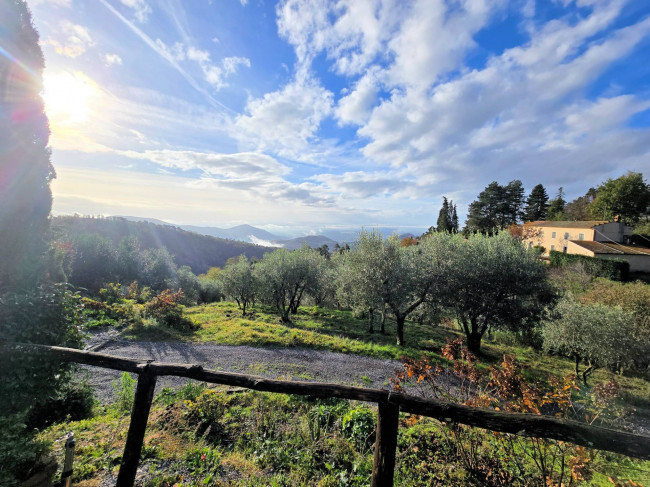 Casa colonica di ampia superficie in posizione dominante con vista panoramica in vendita a Marliana