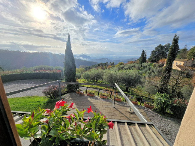 Casa colonica di ampia superficie in posizione dominante con vista panoramica in vendita a Marliana