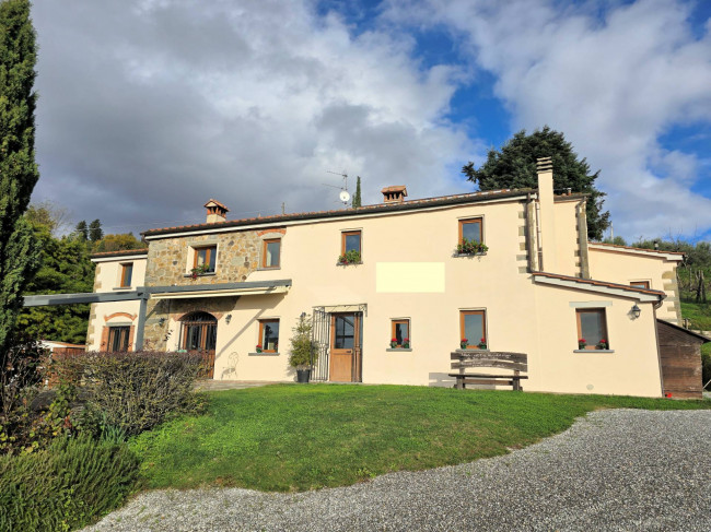 Casa colonica di ampia superficie in posizione dominante con vista panoramica in vendita a Marliana