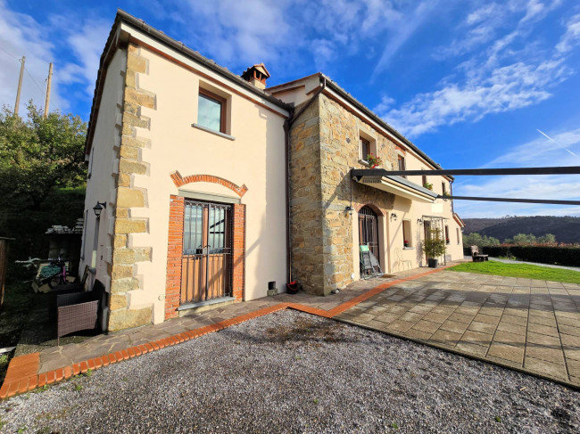 Casa colonica di ampia superficie in posizione dominante con vista panoramica in vendita a Marliana