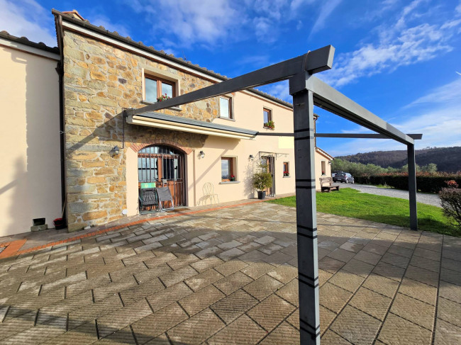 Casa colonica di ampia superficie in posizione dominante con vista panoramica in vendita a Marliana