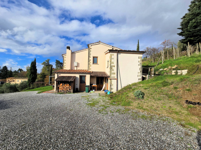 Casa colonica di ampia superficie in posizione dominante con vista panoramica in vendita a Marliana
