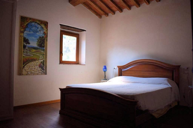 Casa colonica di ampia superficie in posizione dominante con vista panoramica in vendita a Marliana