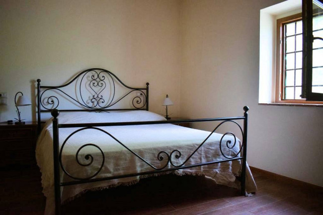Casa colonica di ampia superficie in posizione dominante con vista panoramica in vendita a Marliana