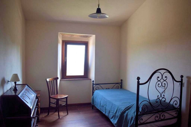Casa colonica di ampia superficie in posizione dominante con vista panoramica in vendita a Marliana