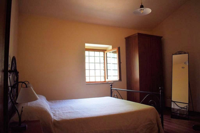 Casa colonica di ampia superficie in posizione dominante con vista panoramica in vendita a Marliana
