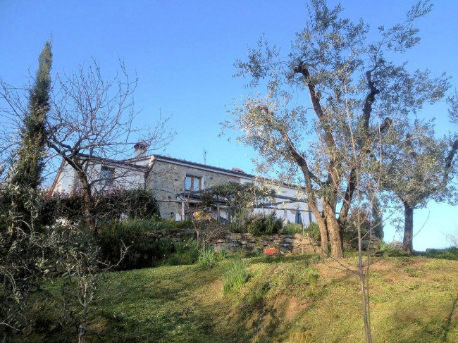Casa colonica di ampia superficie in posizione dominante con vista panoramica in vendita a Marliana