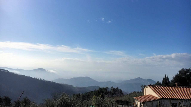 Casa colonica di ampia superficie in posizione dominante con vista panoramica in vendita a Marliana