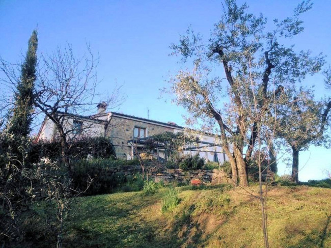 Casa colonica di ampia superficie in posizione dominante con vista panoramica in vendita a Marliana
