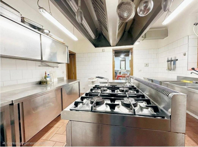 Casa colonica di ampia superficie in posizione dominante con vista panoramica in vendita a Marliana
