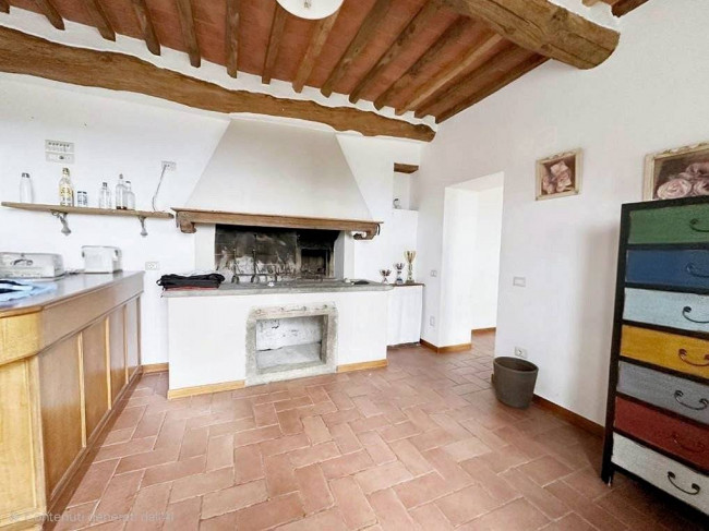 Casa colonica di ampia superficie in posizione dominante con vista panoramica in vendita a Marliana