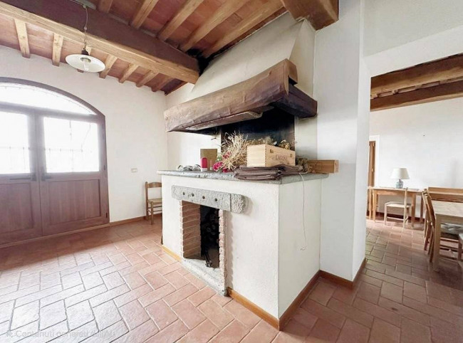 Casa colonica di ampia superficie in posizione dominante con vista panoramica in vendita a Marliana