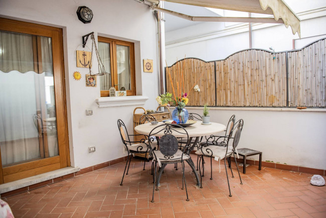 Appartamento di ampia superficie con entrata indipendente disposto al piano terra e primo in vendita a San Vincenzo