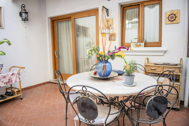 Appartamento di ampia superficie con entrata indipendente disposto al piano terra e primo in vendita a San Vincenzo