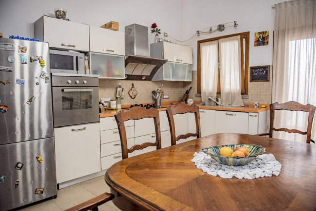 Appartamento di ampia superficie con entrata indipendente disposto al piano terra e primo in vendita a San Vincenzo