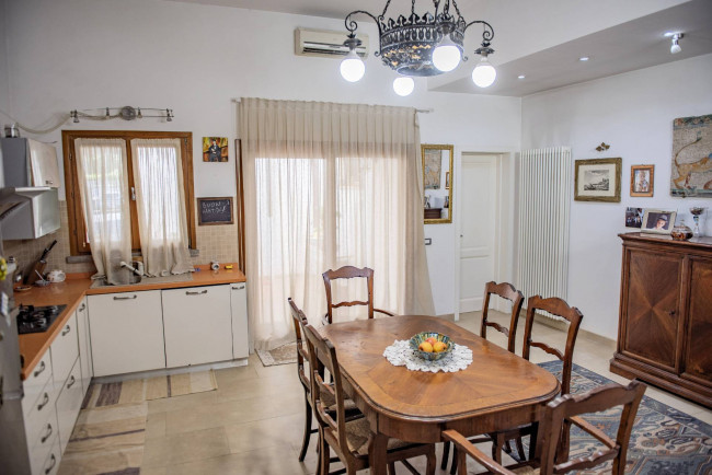 Appartamento di ampia superficie con entrata indipendente disposto al piano terra e primo in vendita a San Vincenzo