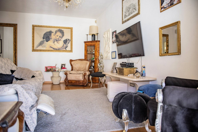 Appartamento di ampia superficie con entrata indipendente disposto al piano terra e primo in vendita a San Vincenzo
