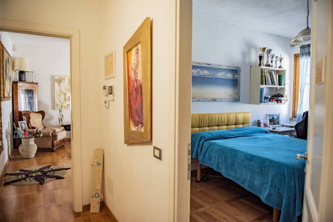 Appartamento di ampia superficie con entrata indipendente disposto al piano terra e primo in vendita a San Vincenzo