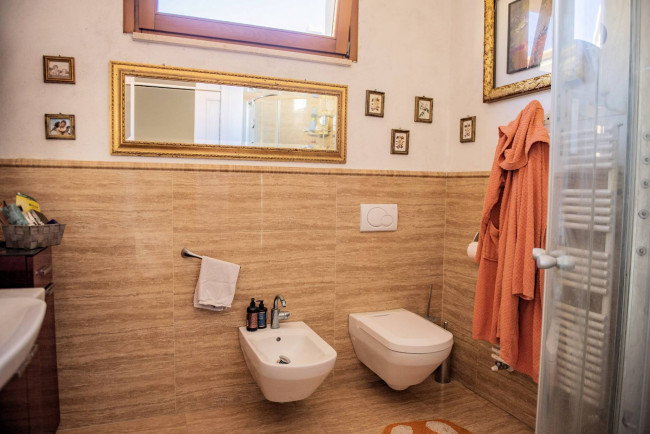 Appartamento di ampia superficie con entrata indipendente disposto al piano terra e primo in vendita a San Vincenzo