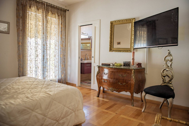 Appartamento di ampia superficie con entrata indipendente disposto al piano terra e primo in vendita a San Vincenzo