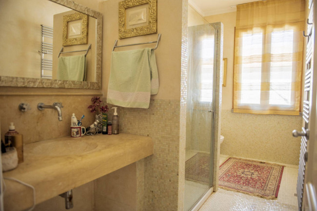 Appartamento di ampia superficie con entrata indipendente disposto al piano terra e primo in vendita a San Vincenzo